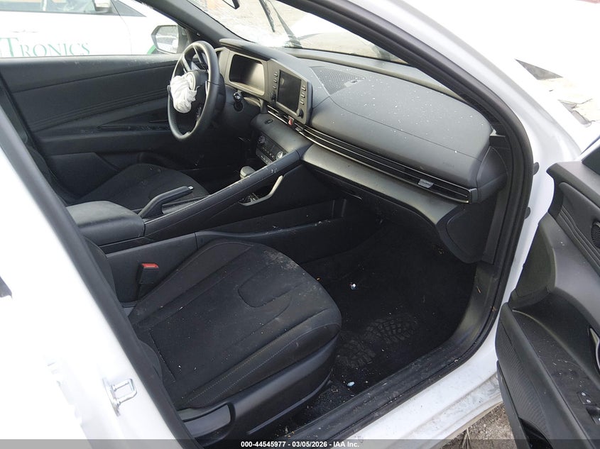 2025 HYUNDAI ELANTRA auction photo 5