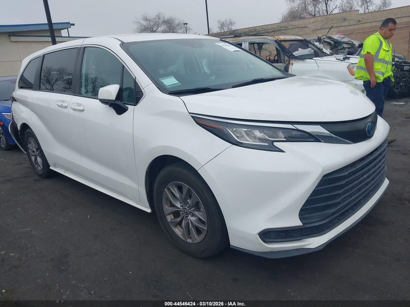 2022 Toyota Sienna Le