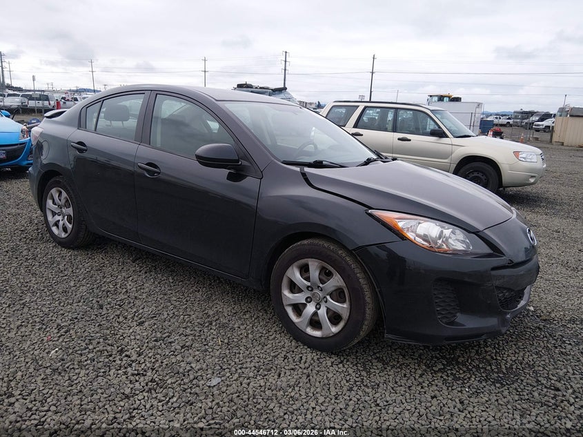 JM1BL1UGXC1526180 MAZDA MAZDA3 Photo 1
