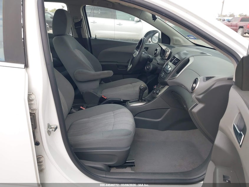 2012 Chevrolet SONIC 1.8 2Lt white Lot 111044546772 Vin 1G1JC5SHXC4114525