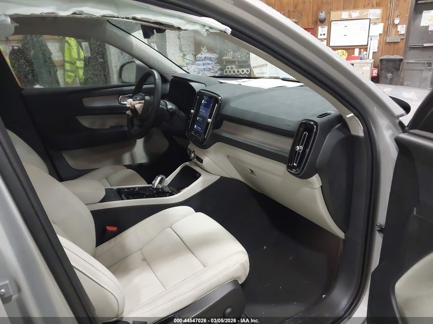 2025 Volvo Xc40 B5 Plus Bright Theme