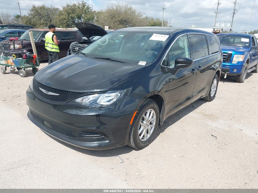 2023 Chrysler Voyager Lx