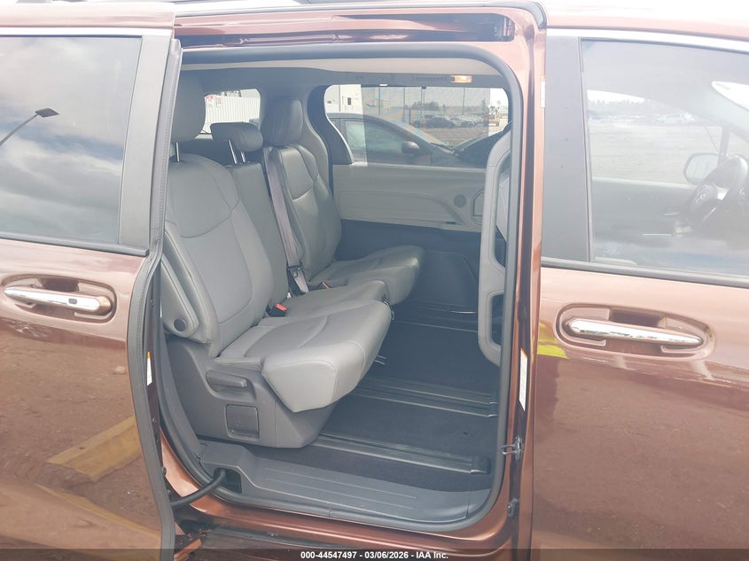 VIN 5TDYRKEC2MS064504 2021 TOYOTA SIENNA XLE