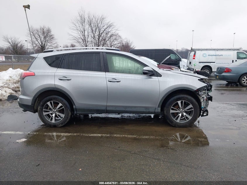 VIN JTMRFREV6JJ198805 2018 TOYOTA RAV4 XLE