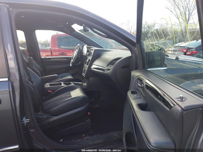 2016 Chrysler Town & Country S