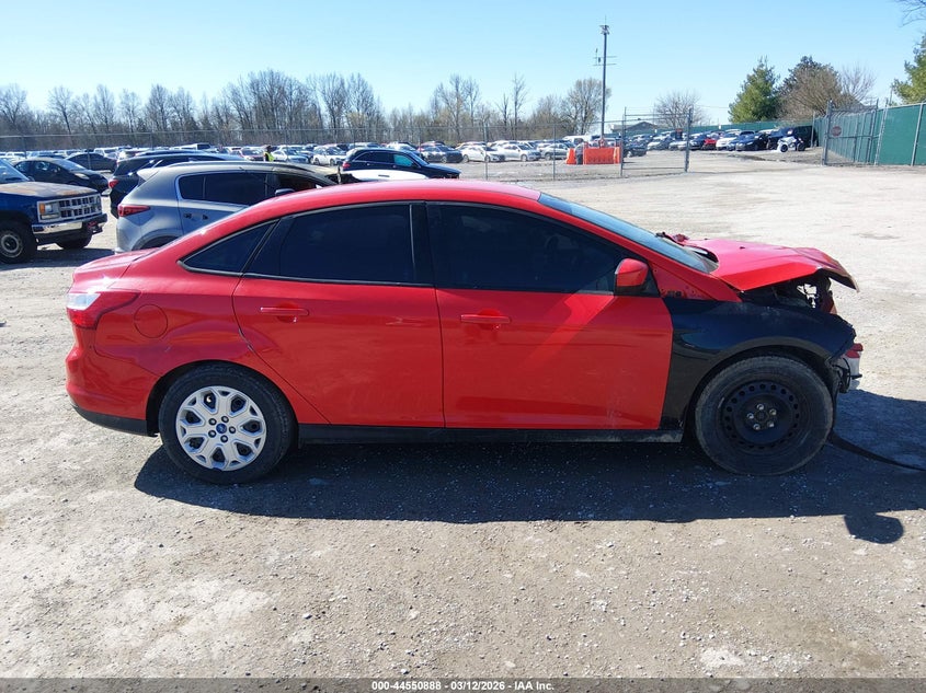 1FAHP3F21CL152676 2012 Ford Focus 2.0 Se red