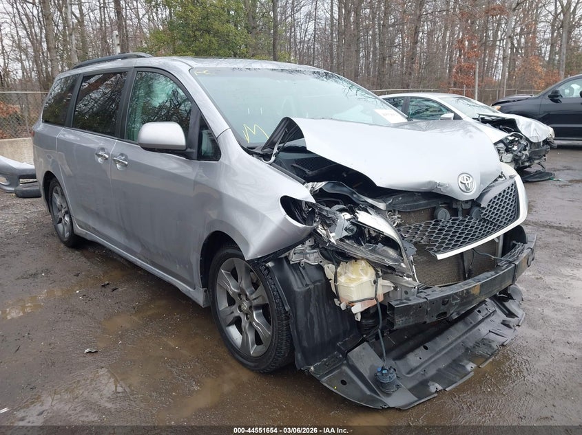 2015 Toyota Sienna Se 8 Passenger