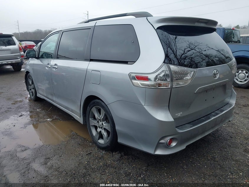 2015 Toyota Sienna Se 8 Passenger