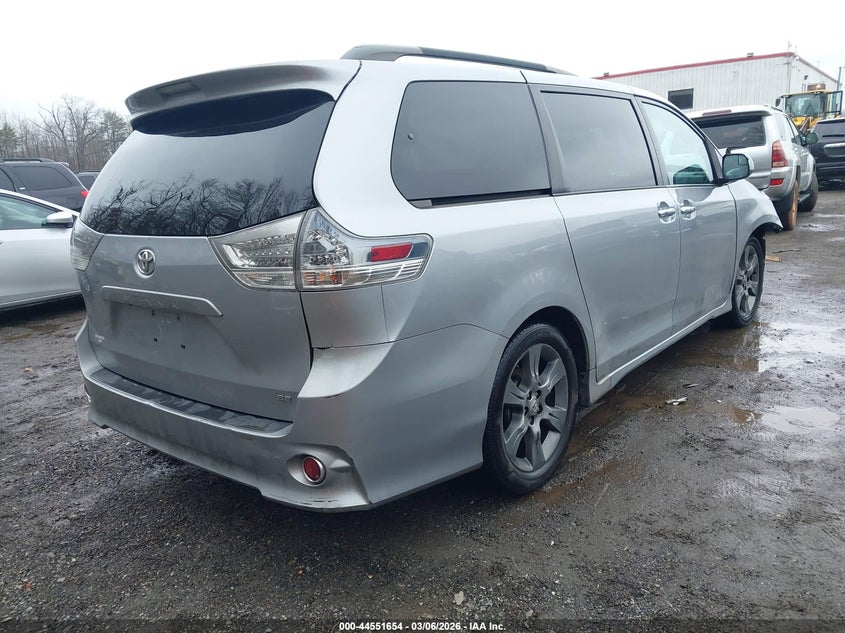 2015 Toyota Sienna Se 8 Passenger