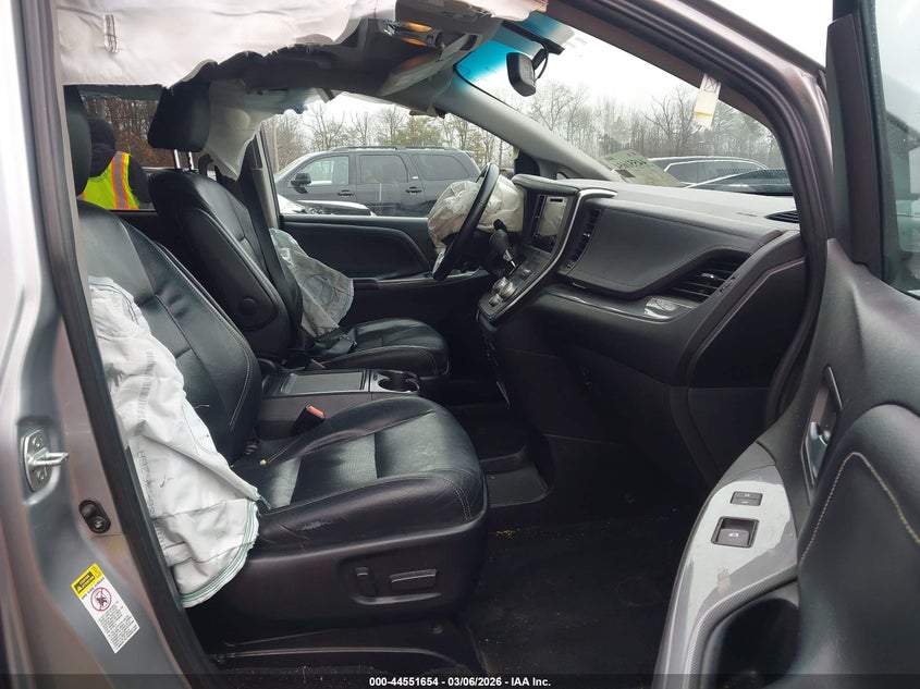 2015 Toyota Sienna Se 8 Passenger