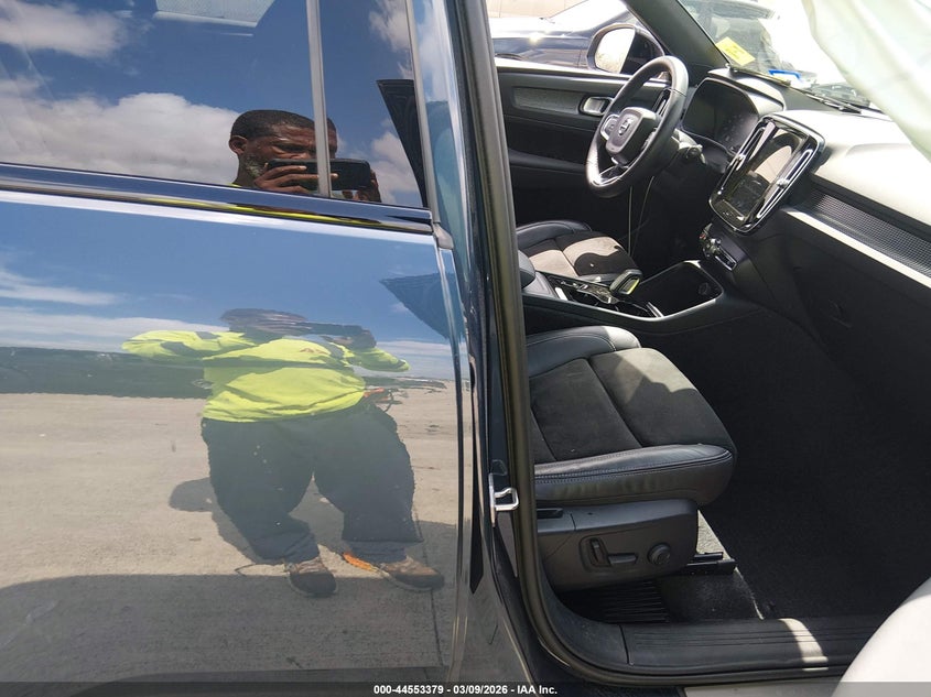 2022 Volvo Xc40 T4 R-Design