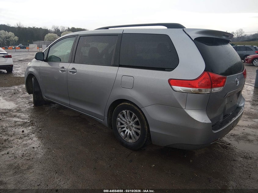 2013 Toyota Sienna Xle V6 8 Passenger
