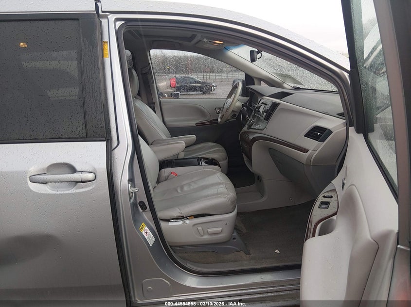 2013 Toyota Sienna Xle V6 8 Passenger