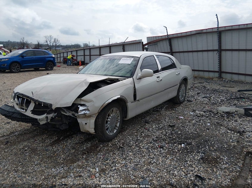 2006 Lincoln Town Car Signature Limited