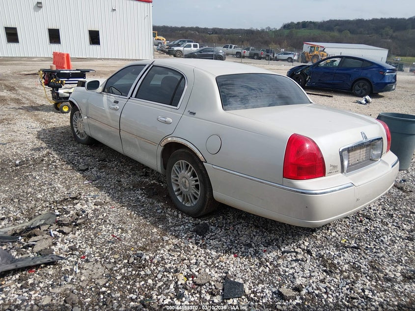 2006 Lincoln Town Car Signature Limited