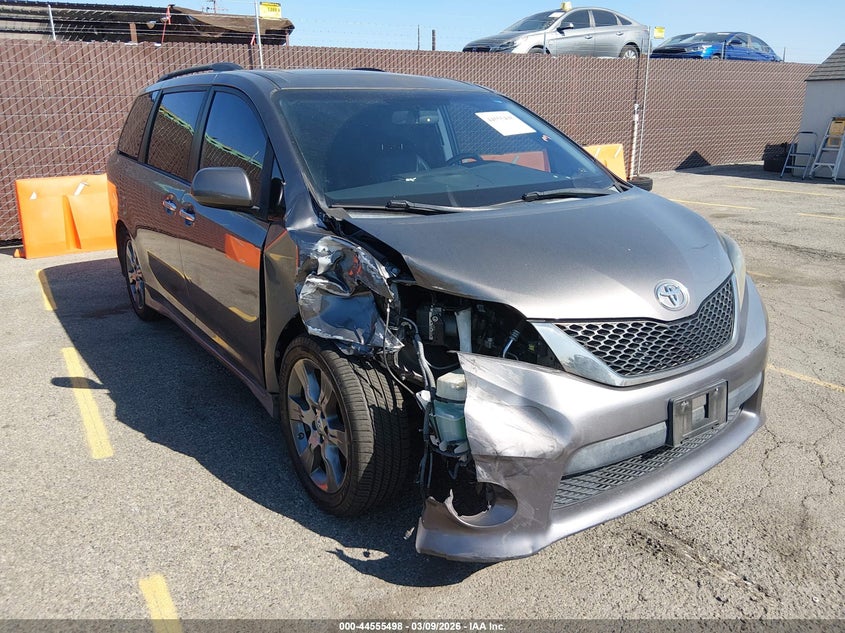 2015 Toyota Sienna Se 8 Passenger