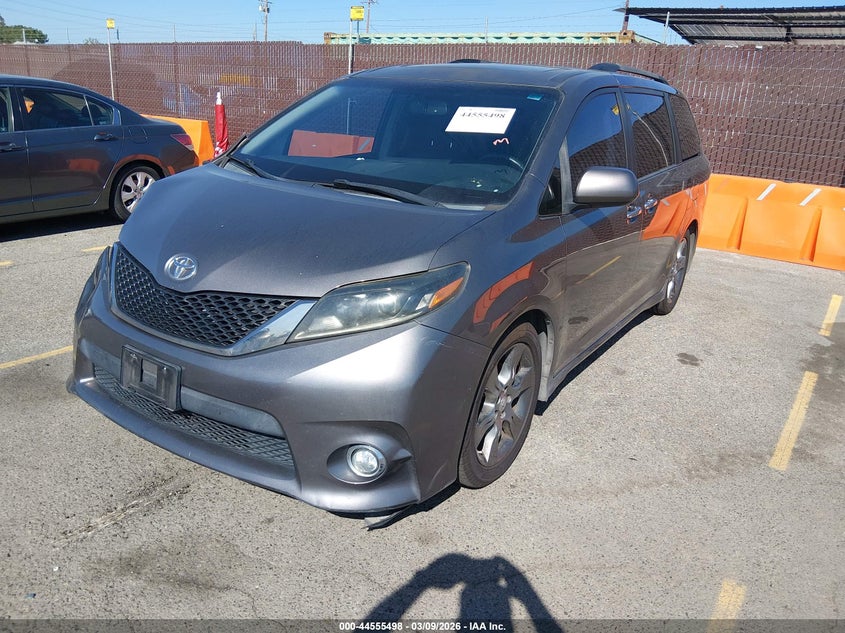 2015 Toyota Sienna Se 8 Passenger