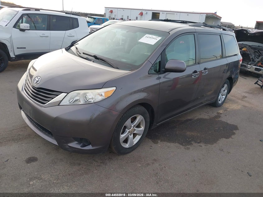 2012 Toyota Sienna Le V6 8 Passenger