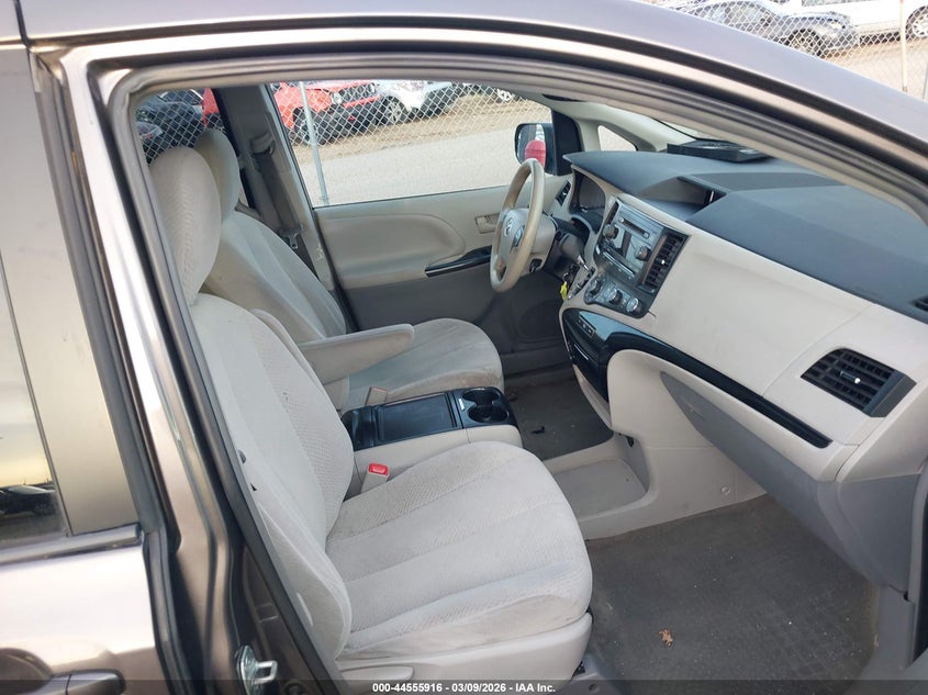 2012 Toyota Sienna Le V6 8 Passenger