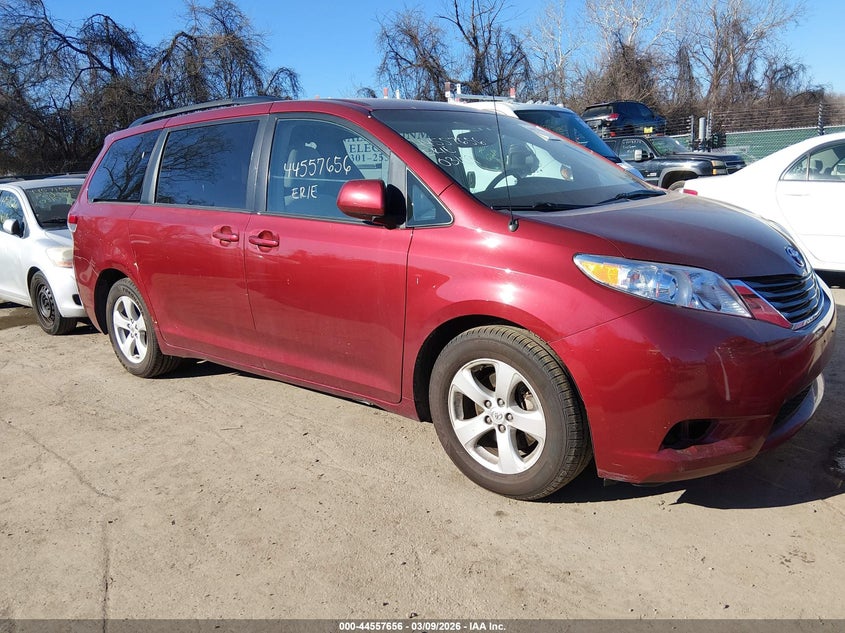 2014 Toyota Sienna Le V6 8 Passenger