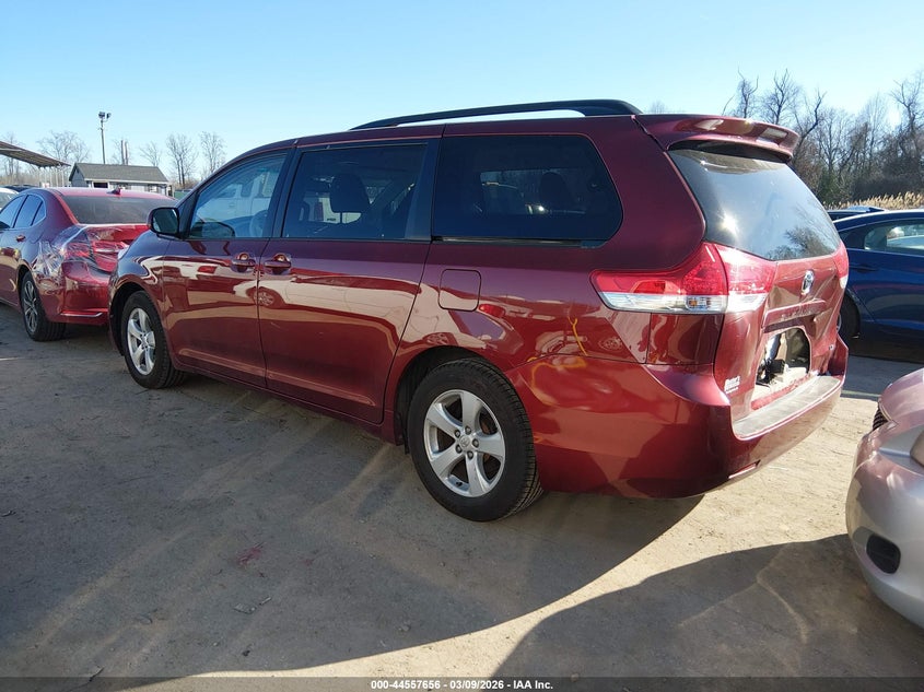 2014 Toyota Sienna Le V6 8 Passenger