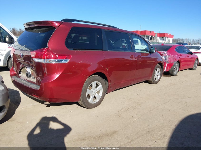 2014 Toyota Sienna Le V6 8 Passenger