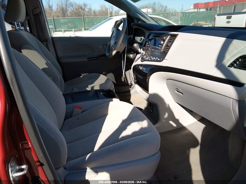 2014 Toyota Sienna Le V6 8 Passenger