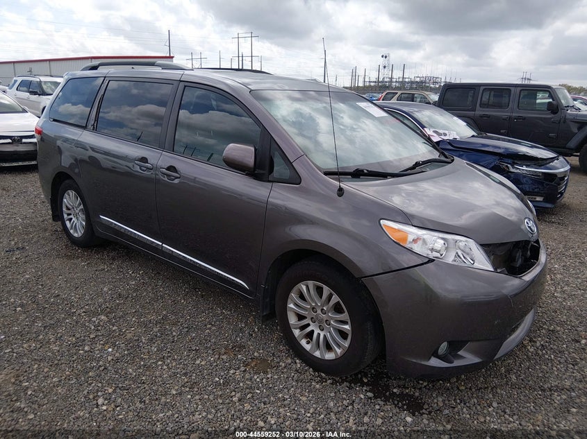 2013 Toyota Sienna Xle V6 8 Passenger