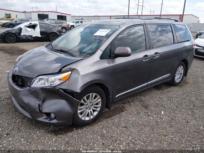 2013 Toyota Sienna Xle V6 8 Passenger