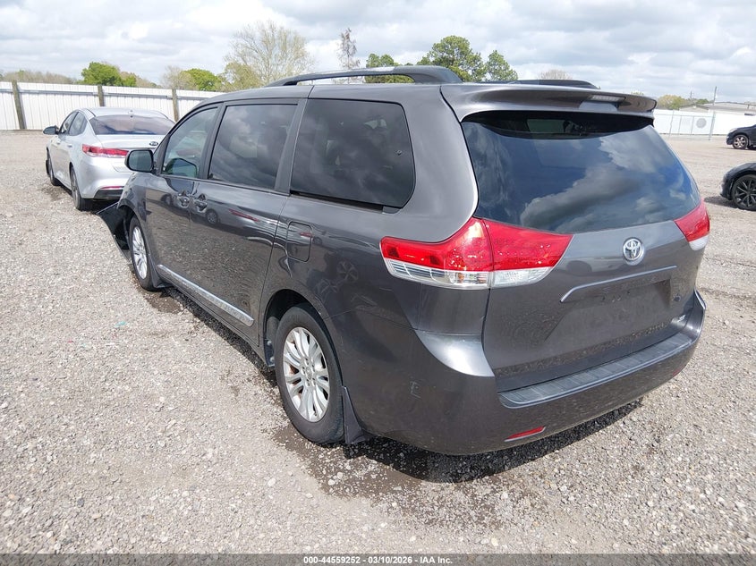 2013 Toyota Sienna Xle V6 8 Passenger