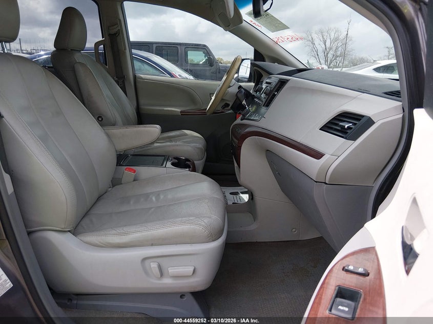 2013 Toyota Sienna Xle V6 8 Passenger