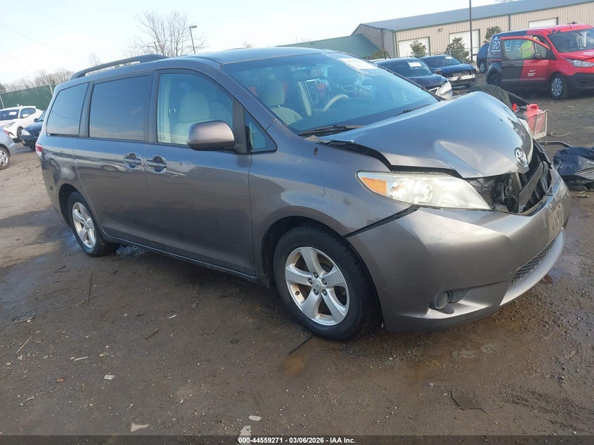 2014 Toyota Sienna Le V6 8 Passenger