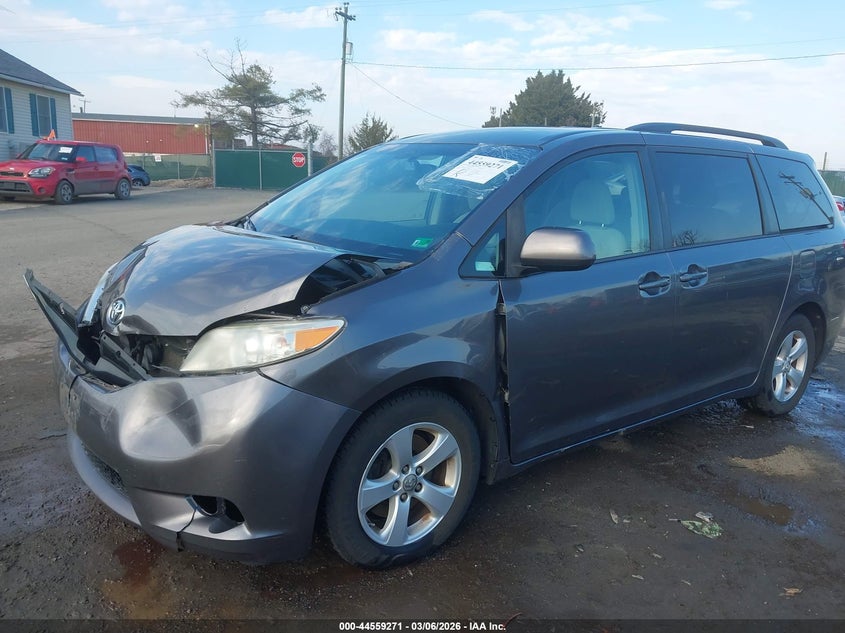 2014 Toyota Sienna Le V6 8 Passenger
