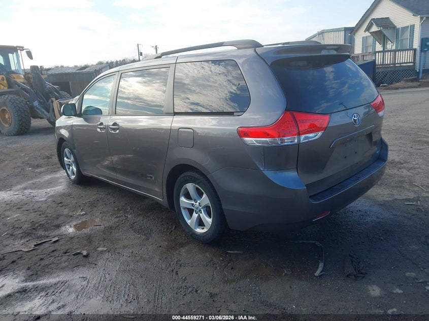 2014 Toyota Sienna Le V6 8 Passenger
