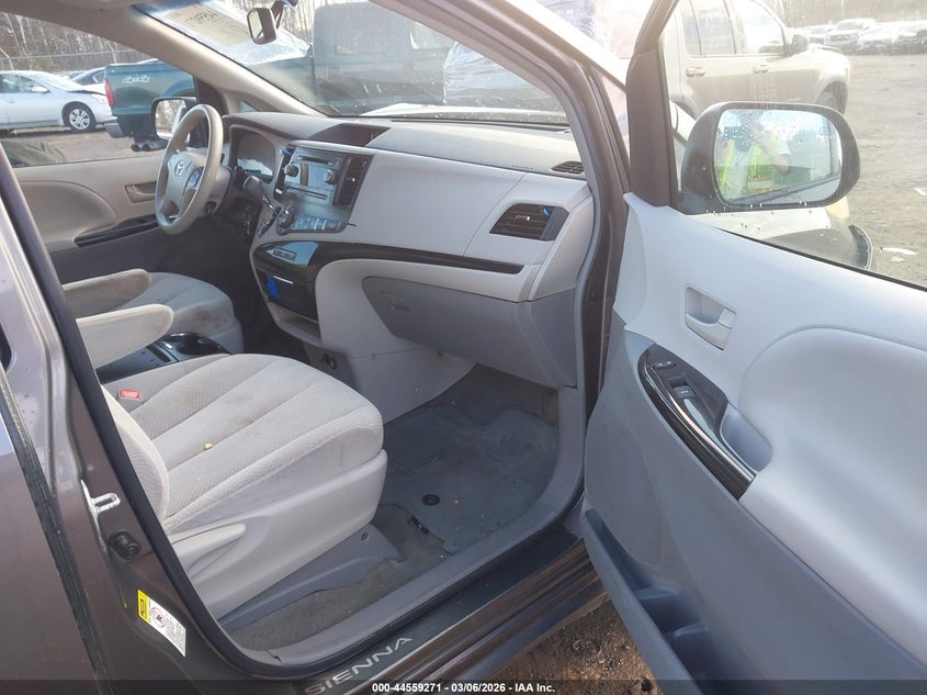 2014 Toyota Sienna Le V6 8 Passenger