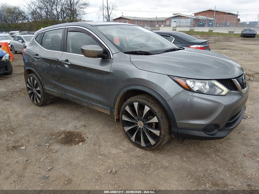 JN1BJ1CP9JW500597 NISSAN ROGUE SPORT Photo 1