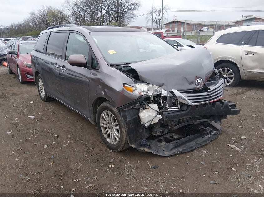 2015 Toyota Sienna Xle 8 Passenger