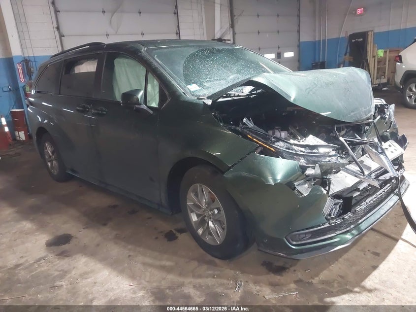 2025 TOYOTA SIENNA LE