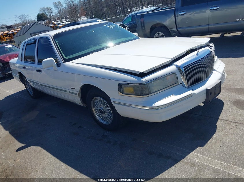 1LNLM81W7VY739017 LINCOLN TOWN CAR Photo 1