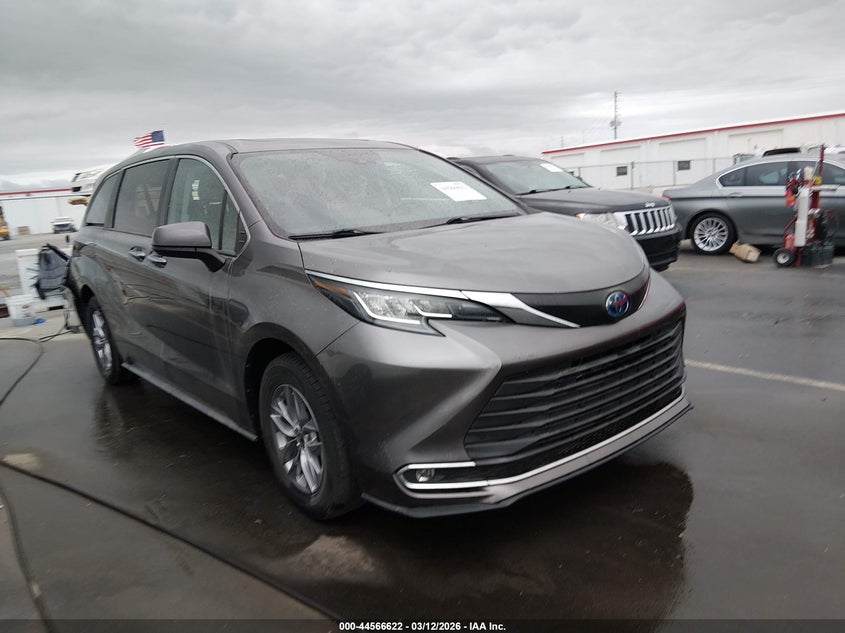 2022 Toyota Sienna Xle