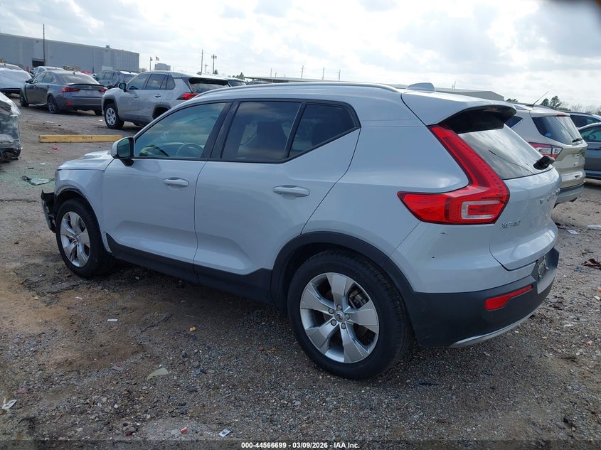 2022 Volvo Xc40 T4 Momentum