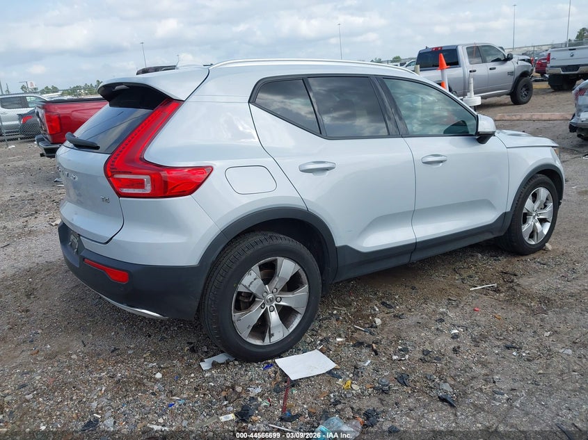 2022 Volvo Xc40 T4 Momentum