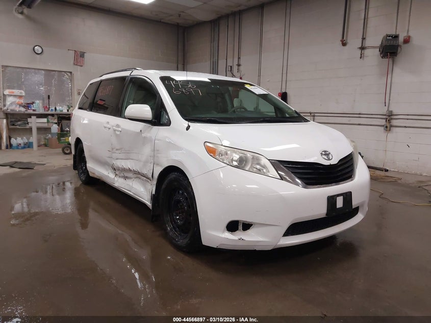 2013 Toyota Sienna Le V6 8 Passenger