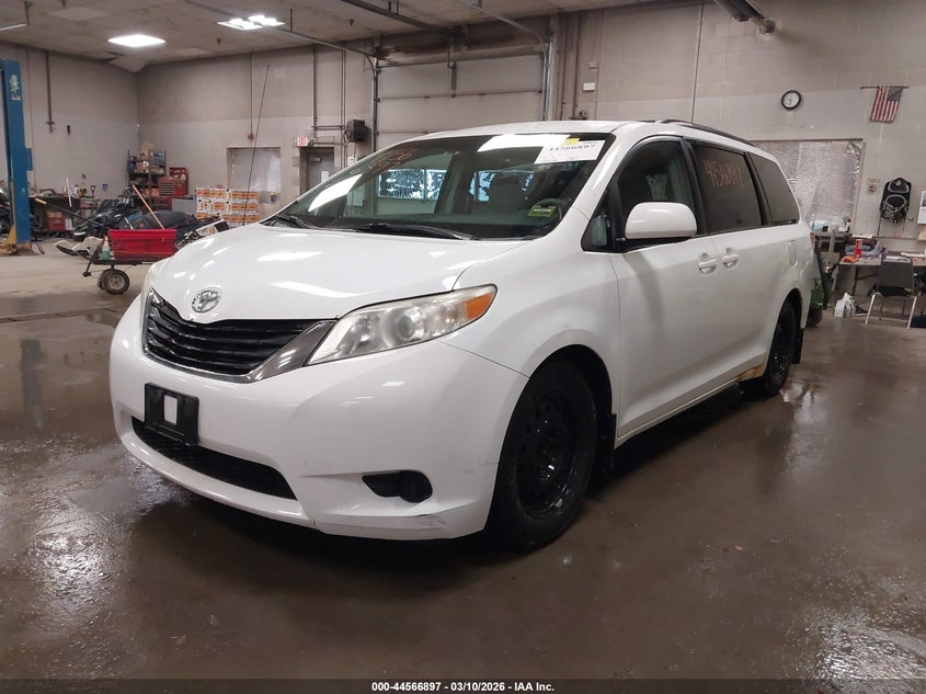 2013 Toyota Sienna Le V6 8 Passenger