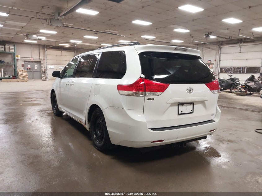 2013 Toyota Sienna Le V6 8 Passenger