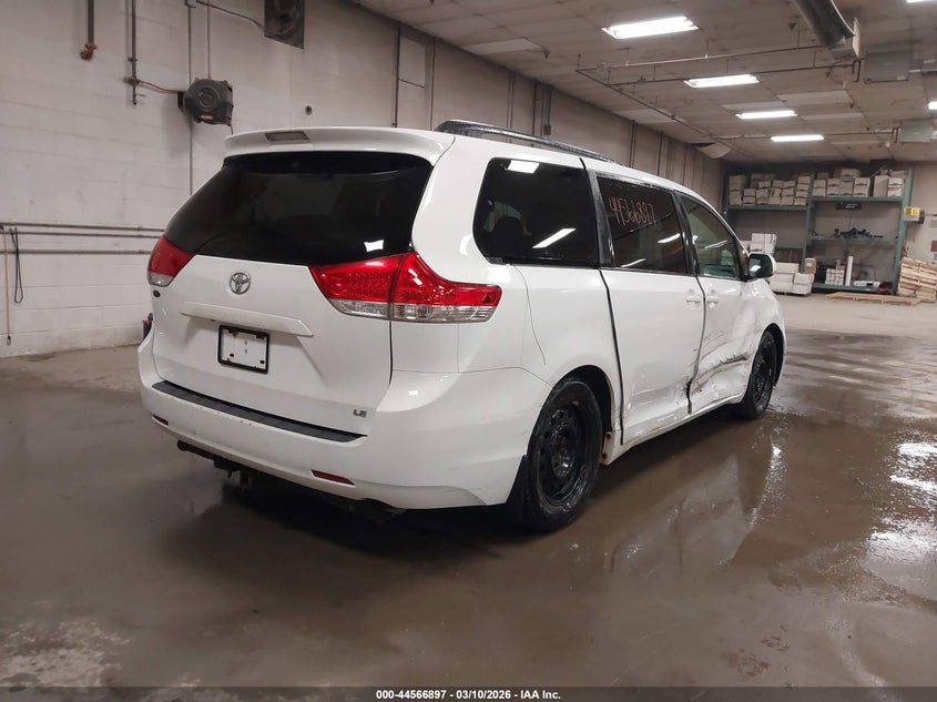 2013 Toyota Sienna Le V6 8 Passenger
