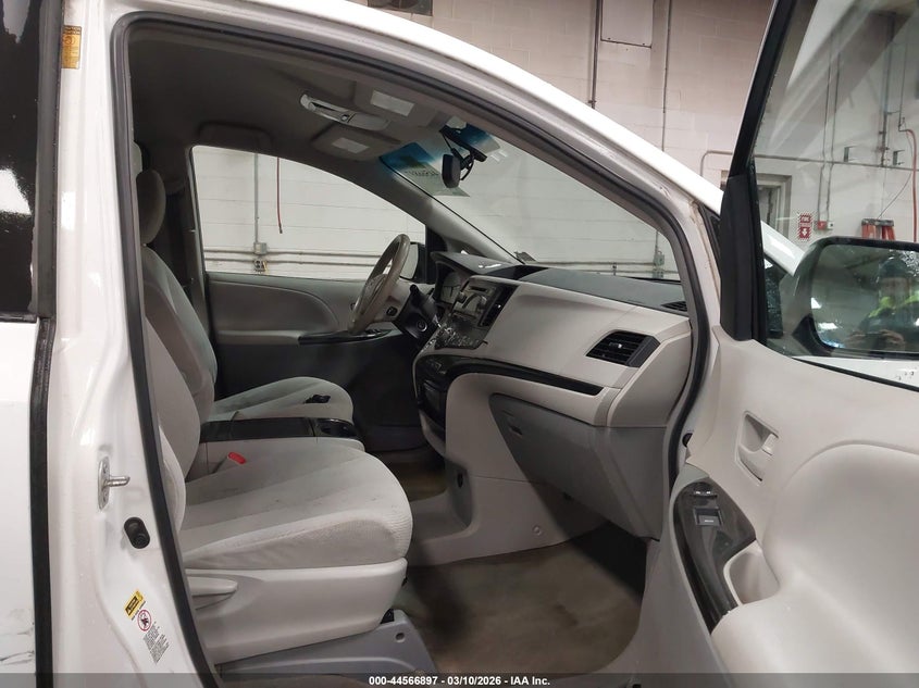 2013 Toyota Sienna Le V6 8 Passenger