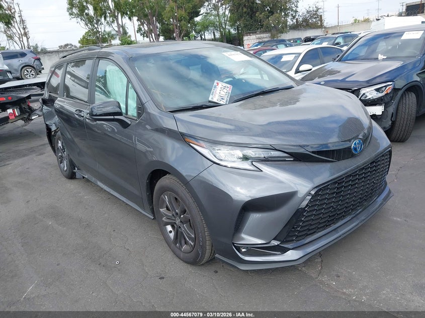 2025 Toyota Sienna Xse