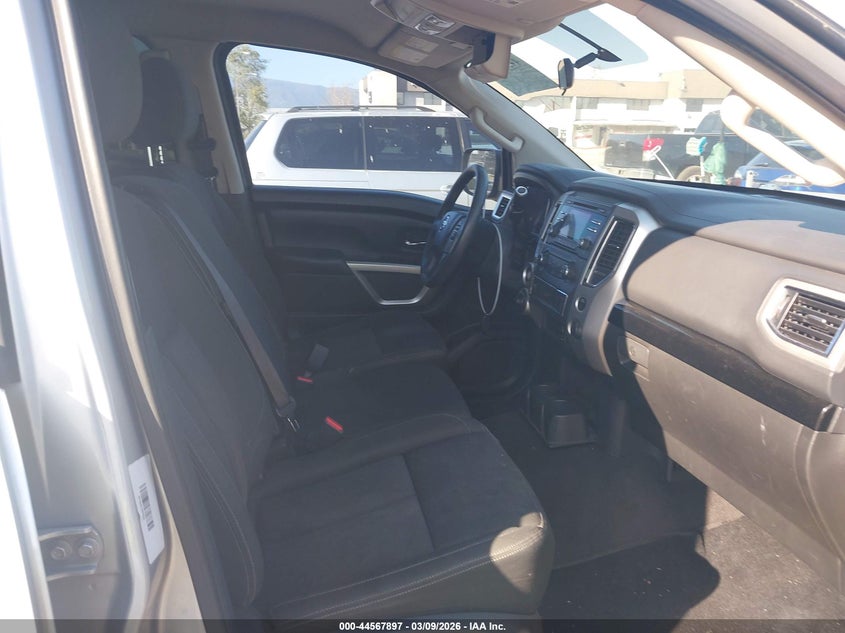 2017 Nissan Titan Sv