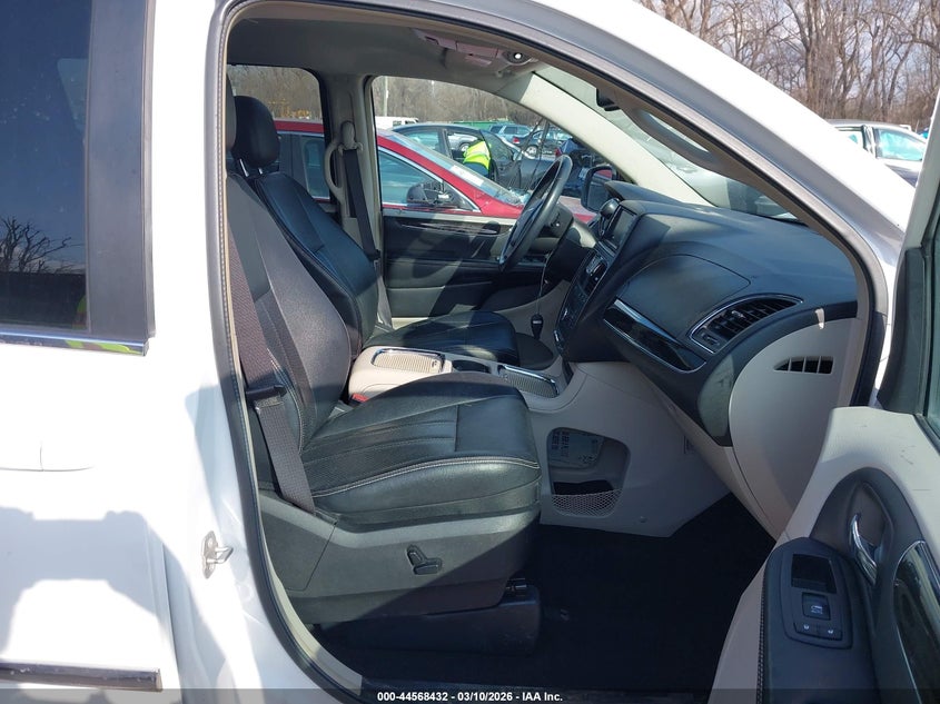 2016 Chrysler Town & Country Touring-L